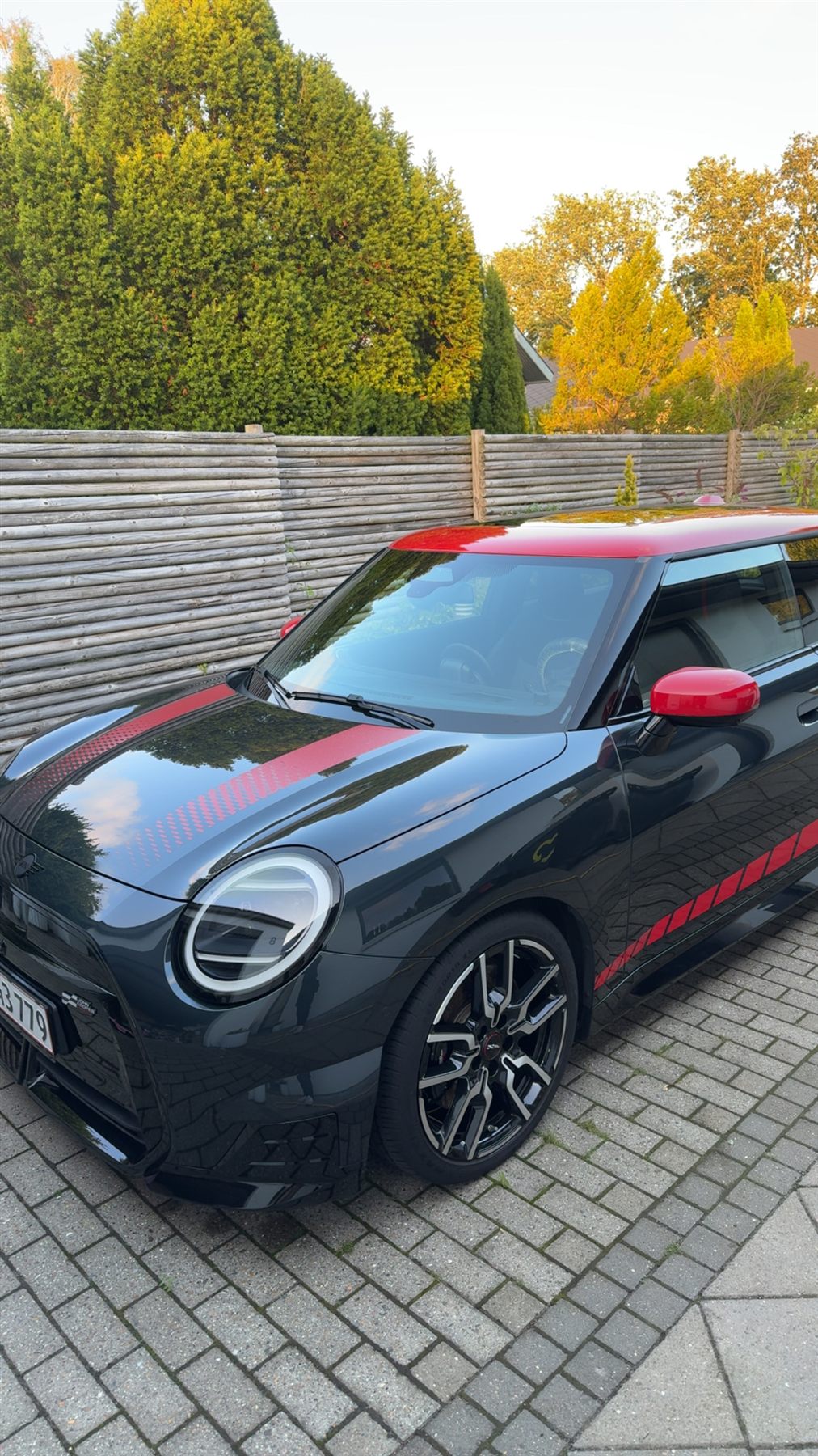 Sort og rød Mini JCW efter fuld udvendig behandling