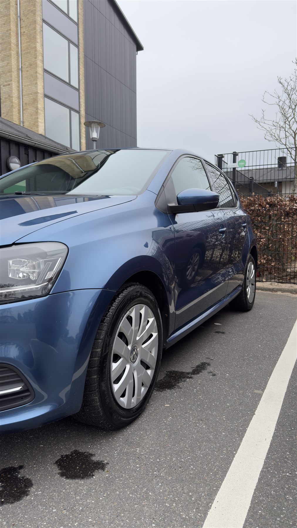 Samme VW Polo efter håndvask, blank lak og rene fælge