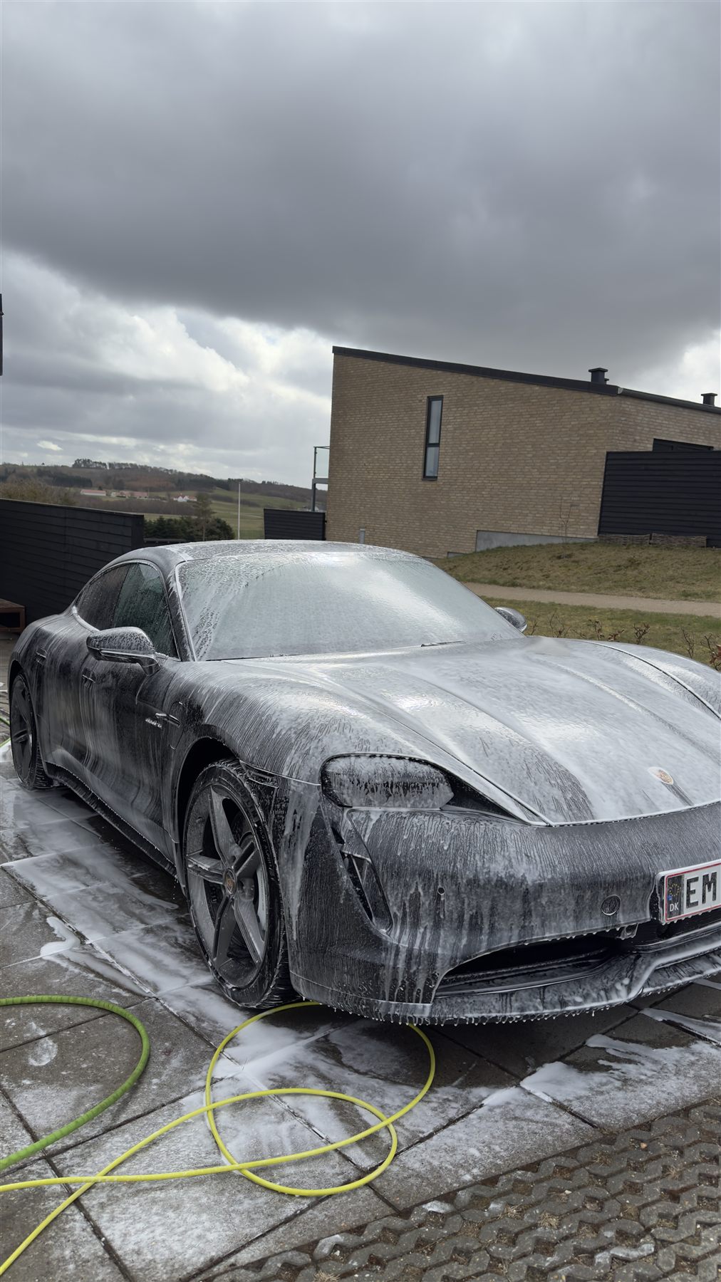 Porsche Taycan dækket i aktiv skum under forvask