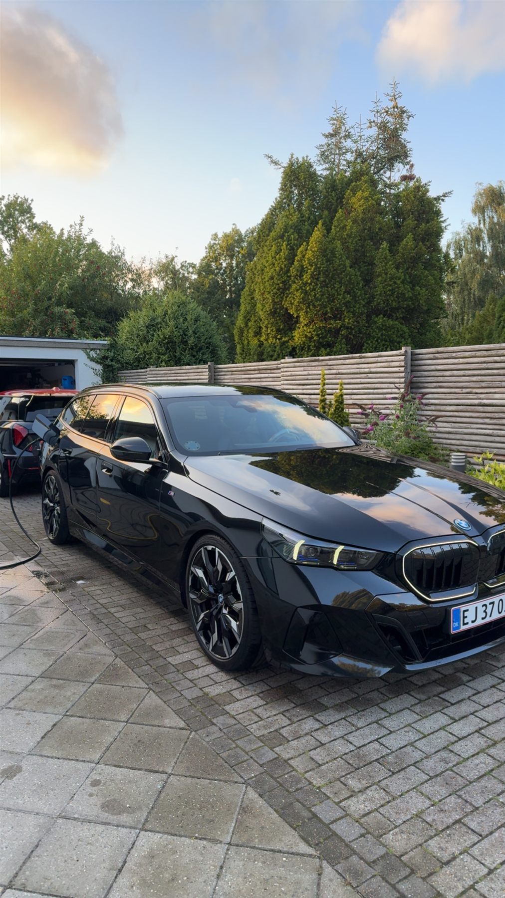Samme BMW stationcar efter behandling, spejlblank i aftensol