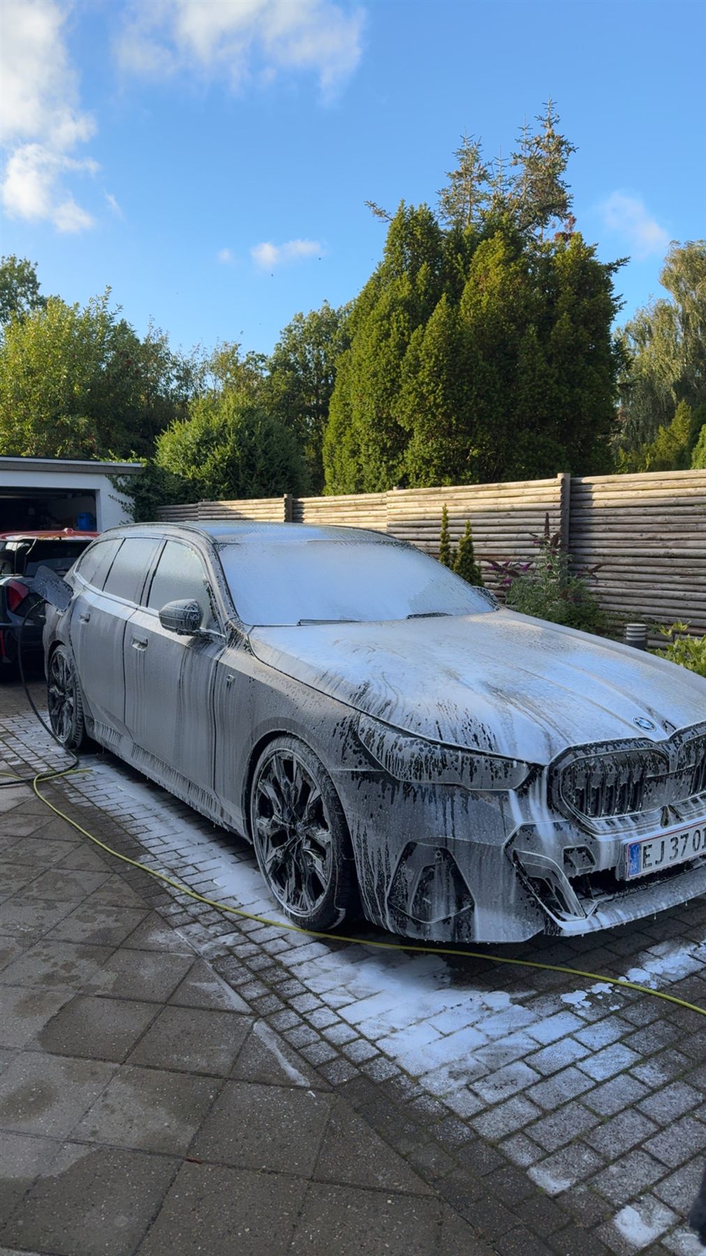 BMW stationcar dækket i skumforvask